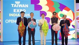 2025印度台灣形象展第八度登場，規模創歷屆新高，共107家台灣企業參展，鴻海、台達電、研華等大廠齊聚，展出台灣在半導體、電子製造、智慧科技及食品的最新成果。今年更首度設立食品館，搭配World Food India展出乾拌麵、珍奶等特色產品，預期吸引眾多買主洽談合作，深化台印產業交流。（圖／外貿協會提供） 