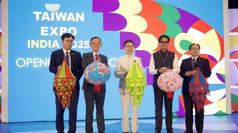 2025印度台灣形象展第八度登場，規模創歷屆新高，共107家台灣企業參展，鴻海、台達電、研華等大廠齊聚，展出台灣在半導體、電子製造、智慧科技及食品的最新成果。今年更首度設立食品館，搭配World Food India展出乾拌麵、珍奶等特色產品，預期吸引眾多買主洽談合作，深化台印產業交流。（圖／外貿協會提供）