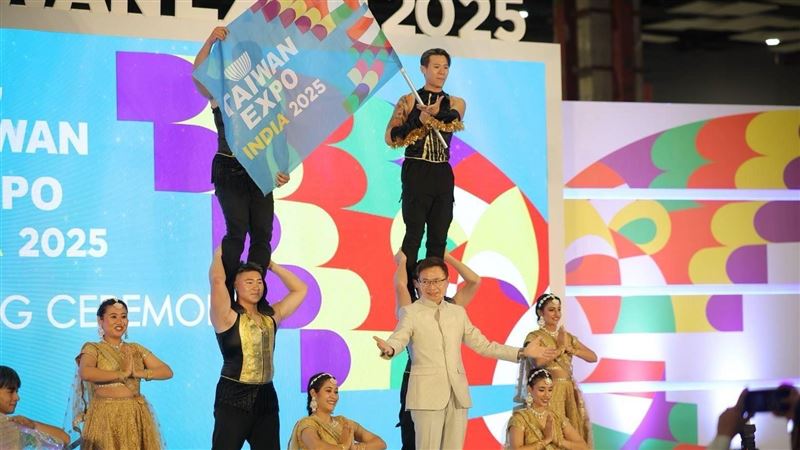 2025印度台灣形象展第八度登場，規模創歷屆新高，共107家台灣企業參展，鴻海、台達電、研華等大廠齊聚，展出台灣在半導體、電子製造、智慧科技及食品的最新成果。今年更首度設立食品館，搭配World Food India展出乾拌麵、珍奶等特色產品，預期吸引眾多買主洽談合作，深化台印產業交流。（圖／外貿協會提供）