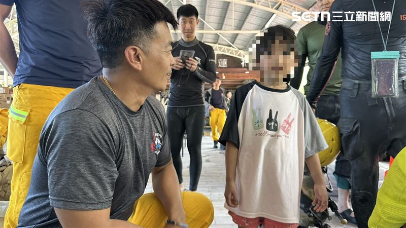 小沂獲救後在母親陪同下前往指揮所感謝搜救隊，並請求隊員救出姑爺。（圖／翻攝畫面）