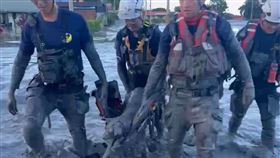 狗狗一度四隻腳卡在泥土裡，救出後全身毛都被染色了。（圖／翻攝畫面）