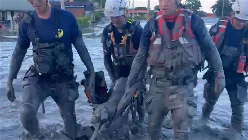 馬太鞍溪堰塞湖溢流重創光復鄉,不僅居民受災,許多貓狗也流離失所成「另類災民」。(圖/翻攝畫面)