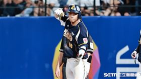 中職36年例行賽，中信兄弟三壘手黃韋盛敲出安打送回林吳晉瑋超前比數。（圖／記者劉彥池攝影）
