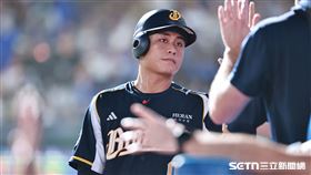 中職36年例行賽，中信兄弟三壘手黃韋盛敲出安打送回林吳晉瑋超前比數。（圖／記者劉彥池攝影）