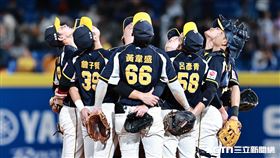 中職36年例行賽，中信兄弟7：6擊敗富邦悍將，球員賽後擊掌慶祝勝利。（圖／記者劉彥池攝影）