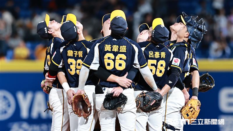 中職36年例行賽，中信兄弟7：6擊敗富邦悍將，球員賽後擊掌慶祝勝利。（圖／記者劉彥池攝影）