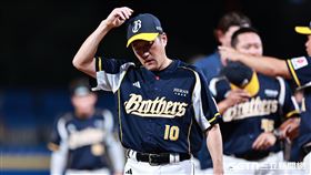 中職36年例行賽，中信兄弟7：6擊敗富邦悍將，總教練平野惠一和球迷致意。（圖／記者劉彥池攝影）