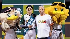 吳復連頒MVP獎座給兒子吳念庭。（圖／台鋼雄鷹球團提供）