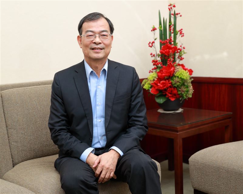 三地能源（6946）宣布啟動專業治理新階段，董事會通過新人事案，由鍾炳利接任董事長，他曾曾在台積電擔任工程師、擁有40年電力產業資歷的專才。新掌門人將主導太陽光電、儲能、電動車充電及售電等核心業務，加速綠能布局，帶領三地能源邁向再生能源新局。（圖／三地能源提供）