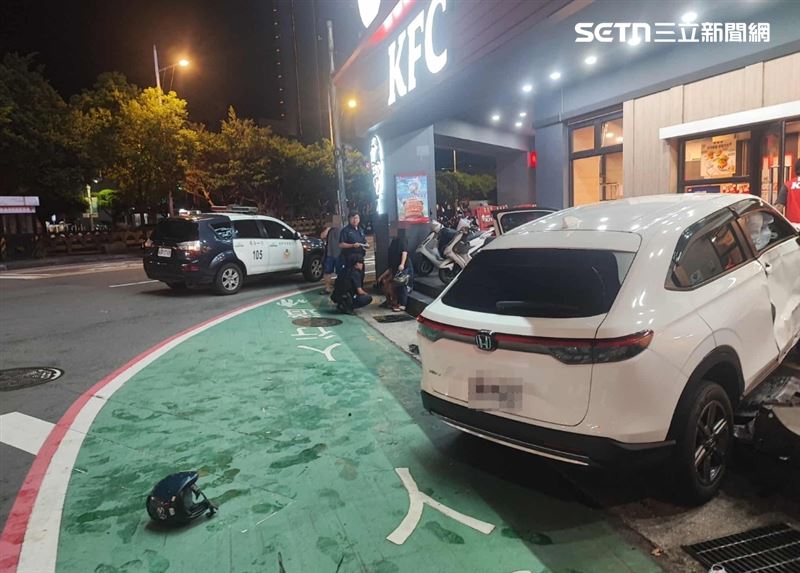 休旅車失控衝上肯德基騎樓，1名騎士慘遭波及，昏迷送醫。（圖／民眾提供）