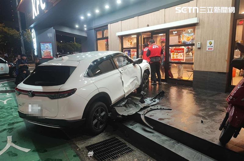 休旅車失控衝上肯德基騎樓，1名騎士慘遭波及，昏迷送醫。（圖／民眾提供）