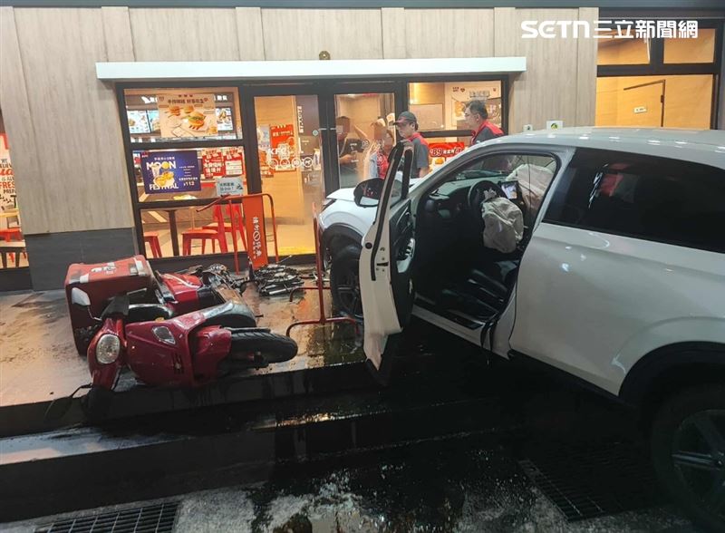 休旅車失控衝上肯德基騎樓，1名騎士慘遭波及，昏迷送醫。（圖／民眾提供）