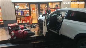 基隆,仁愛,肯德基,休旅車,騎樓,機車,車禍,昏迷（圖／民眾提供）
