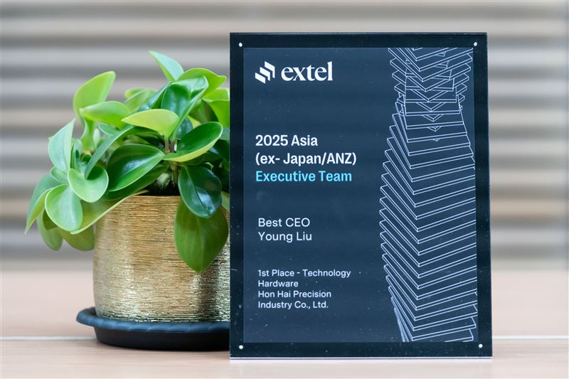 鴻海橫掃國際財經機構《Extel》七大獎，榮登亞洲最受尊崇企業第一名，董事長劉揚偉與財務長黃德才雙雙獲獎，IR團隊、ESG與董事會表現皆獲最高肯定，展現AI轉型與永續經營的強勁實力，成為資本市場最大贏家。（圖／鴻海提供）