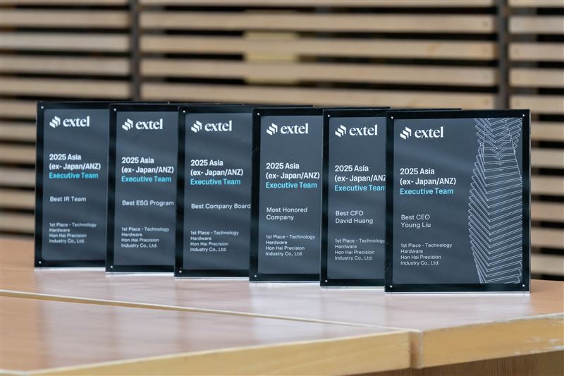 鴻海橫掃國際財經機構《Extel》七大獎，榮登亞洲最受尊崇企業第一名，董事長劉揚偉與財務長黃德才雙雙獲獎，IR團隊、ESG與董事會表現皆獲最高肯定，展現AI轉型與永續經營的強勁實力，成為資本市場最大贏家。（圖／鴻海提供）