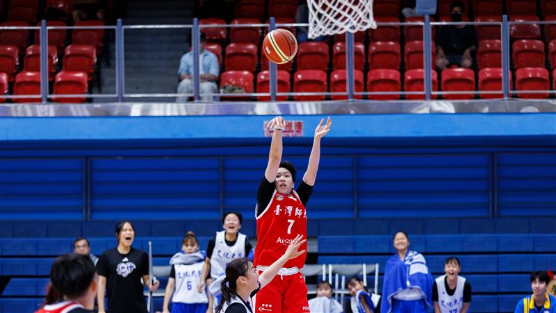 臺灣師大林普茵則是幸運投進中距離絕殺，率領球隊險勝文化大學。（圖／大會提供）