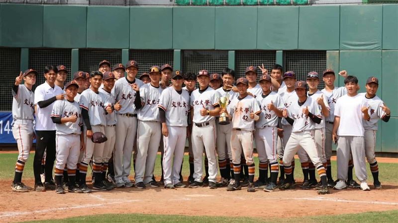 文化大學棒球隊在2025年第二十七屆梅花旗全國大學棒球錦標賽中，以熱血逆襲之姿勇奪銀牌，創下近五年最佳成績。（圖／文化大學提供）