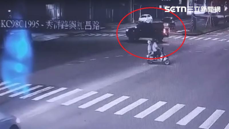 簡男駕駛一輛皮卡，直接衝撞到路旁汽車修理廠內，所幸，當下並無造成人員傷亡。（圖／翻攝畫面）