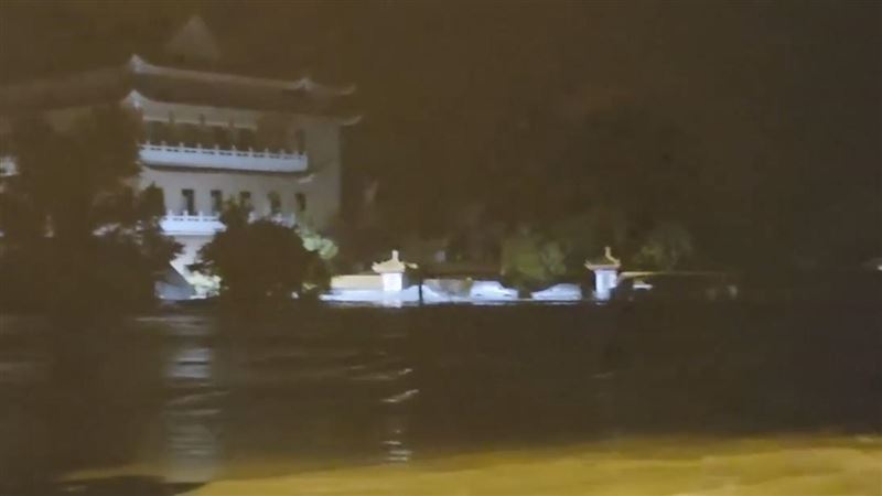 光復鄉佛祖街的水又變大了。（圖／翻攝自Threads）