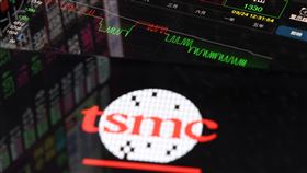 台股創高後遇壓拉回收跌　台積電守住平盤台北股市24日開高走低，台積電衝上1355元新天價，台股盤中觸及26394.03點再創新高，隨即出現獲利了結賣壓翻黑，高低震盪超過300點，尾盤跌勢收斂，終場收在26196.73點，下挫50.64點；台積電以平盤1340元作收。中央社記者張新偉攝　114年9月24日