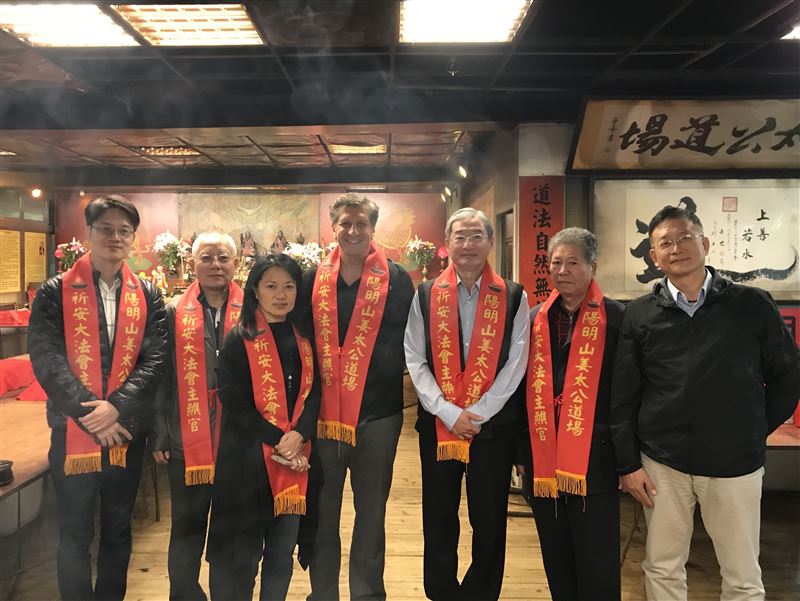 Tether前執行長方雋哲（左四）前往陽明山姜太公道場點七星燈祈福。（圖／翻攝陽明山姜太公道場）