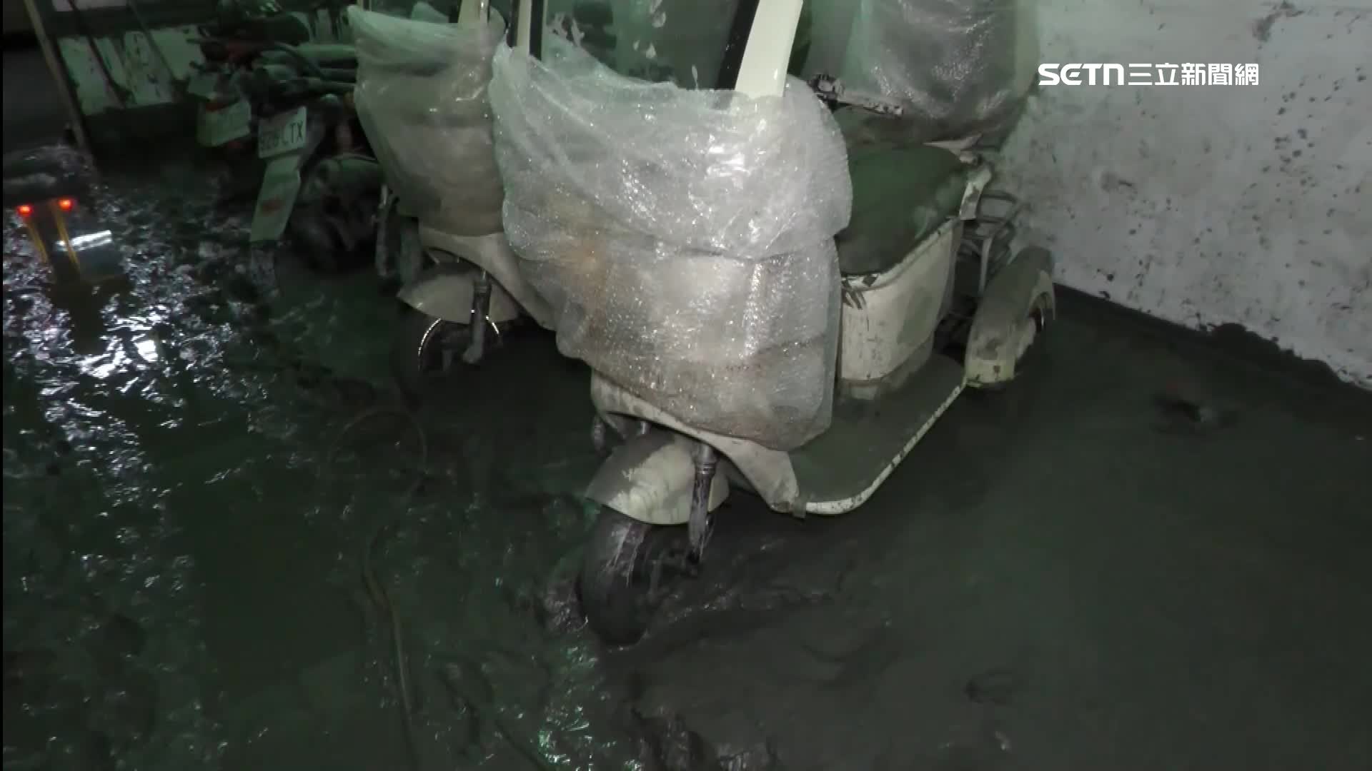 機車包膜卻覆蓋著淤泥又泡水