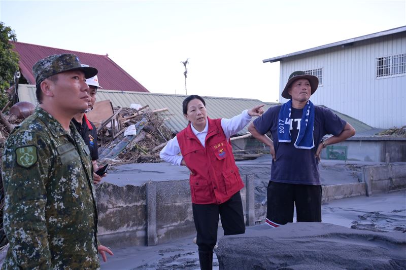 徐榛蔚現身災區，網友曝光「鬼故事對話」開酸。（圖／翻攝自臉書）