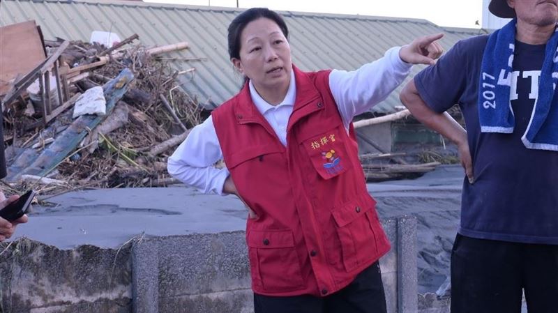 潰堤？議員衝縣府指揮所確認：官員在吃飯