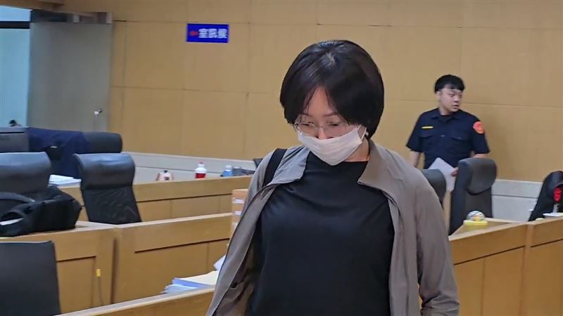 寶島光學科技總經理蔡宜珊以300萬交保。（圖／翻攝畫面）