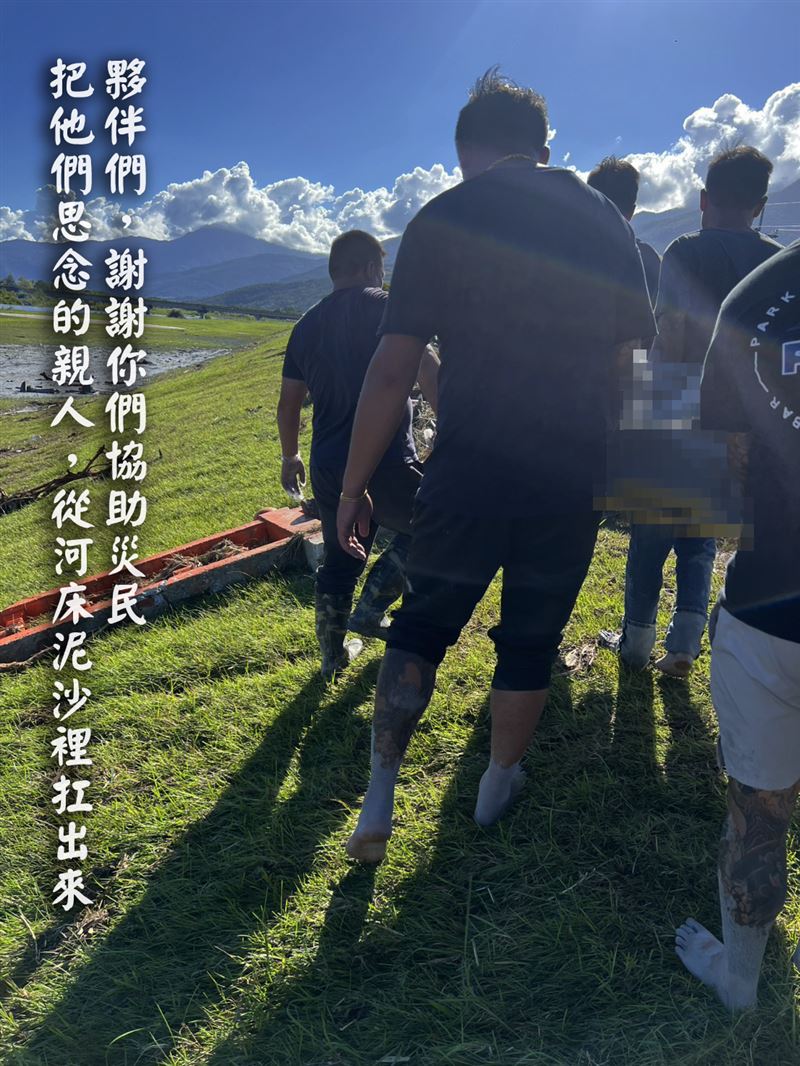員工們一早到深夜協助搬運大體。（圖／翻攝自「小劍劍-務農夫婦x田園日記」臉書）