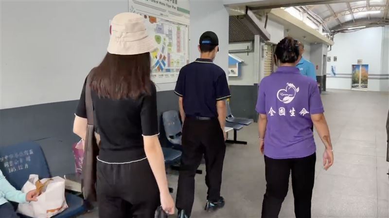 陳父與陳女姊姊抵達崇德殯儀館。（圖／翻攝畫面）