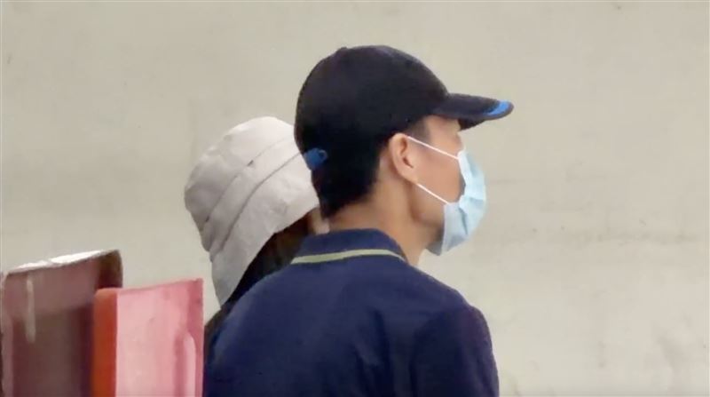陳父與陳姊抵達殯儀館，經檢察官就地訊問將陳父遊由證人改為被告。（圖／翻攝畫面）
