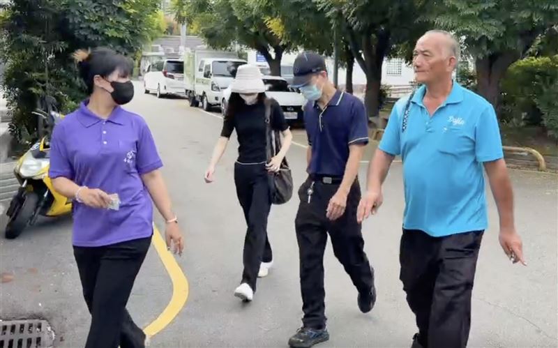 陳父（右二）與陳女姊姊（左二）抵達崇德殯儀館。（圖／翻攝畫面）