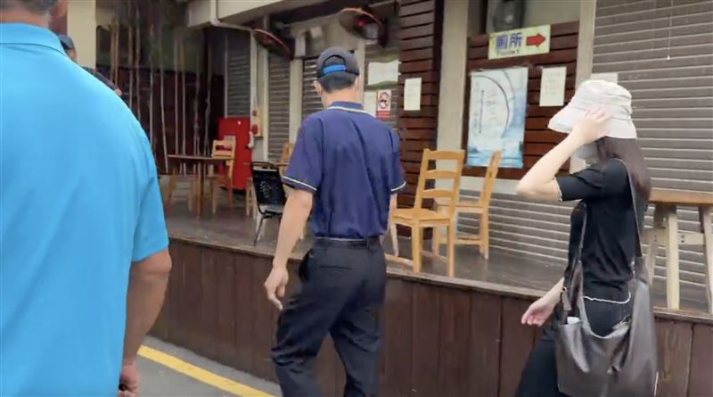 陳父與陳姊抵達殯儀館，經檢察官就地訊問將陳父遊由證人改為被告。（圖／翻攝畫面）