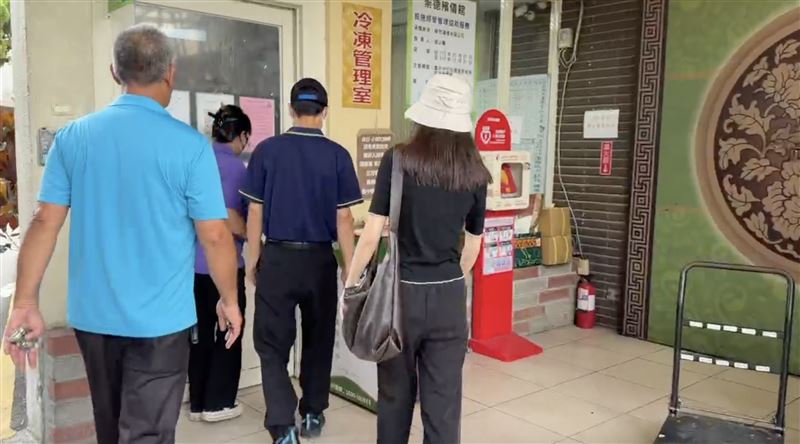 陳父與陳女姊姊今日一早前往殯儀館。（圖／翻攝畫面）