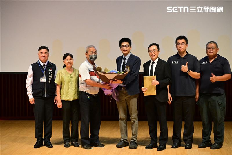 經消防救護人員於車上即刻判斷病情並同步通報亞洲大學附屬醫院啟動「急性心肌梗塞綠色通道」，院前與院內醫療無縫接軌，成功救回男病患（左３）。（圖／翻攝畫面）