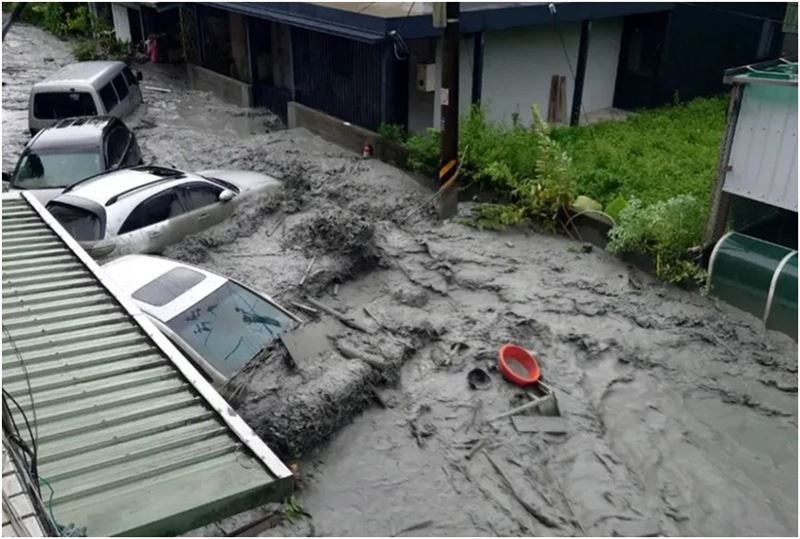 花蓮馬太鞍溪堰塞湖於23日溢流，導致光復鄉一帶災情慘重。（圖／翻攝爆料公社公開版臉書）