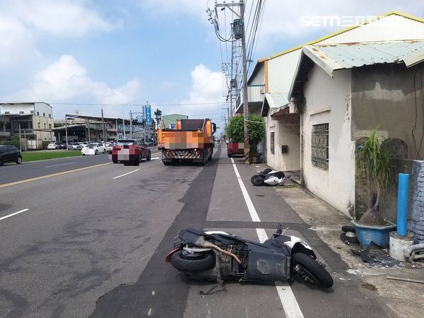 起初被誤以為是砂石車直接衝撞機車，經警方調查後，釐清案情出現逆轉：實際上是兩輛機車先在路口發生擦撞，失控後才波及一旁行駛中的大貨車。（圖／翻攝畫面）