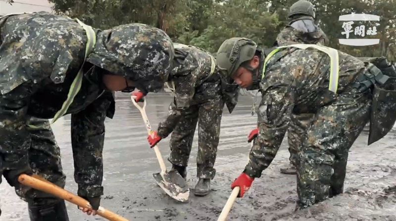 國軍挺進災區助災民重建。（圖／軍聞社提供）