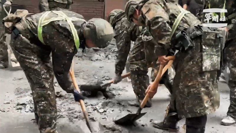 國軍挺進災區助災民重建。（圖／軍聞社提供）