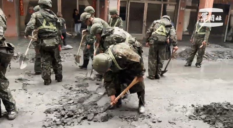 國軍挺進災區助災民重建。（圖／軍聞社提供）
