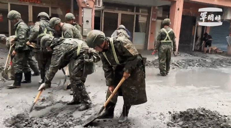 國軍挺進災區助災民重建。（圖／軍聞社提供）