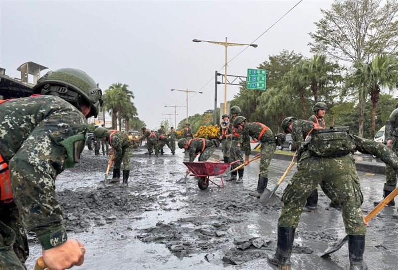 國軍挺進災區助災民重建。（圖／國防部提供）