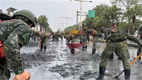 國軍挺進災區助災民重建。（圖／國防部提供）