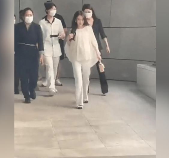 方媛雖已快生產，但身材依舊顯得嬌小纖細令人稱羨。（圖／翻攝自抖音）