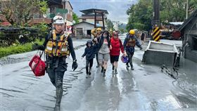 花蓮馬太鞍溪上游堰塞湖溢流傾瀉，大量泥水湧入花蓮縣光復鄉市區，災情嚴重，全台各地消防員第一時間整裝出發救援，至少已救出686名受困民眾，消防員們今天仍持續在災區執行搜索及失蹤人員排查等任務。
