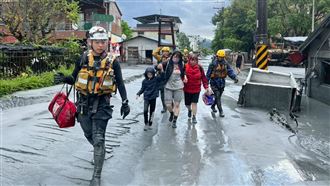 堰塞湖溢流淹光復 全台消防馳援救686人