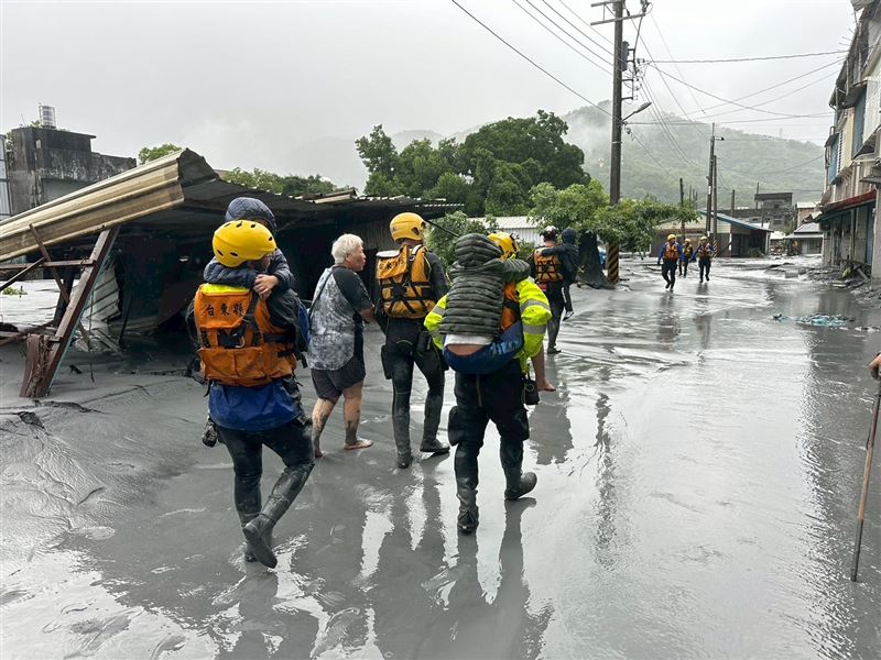 台灣人壽表示，保戶因樺加沙颱風事故死亡，提供每位保戶10萬元慰問金；若因本次事故住院治療，提供加護病房每位保戶5萬元慰問金，普通病房每位保戶1萬元慰問金。（圖／記者陳韋劭攝影）