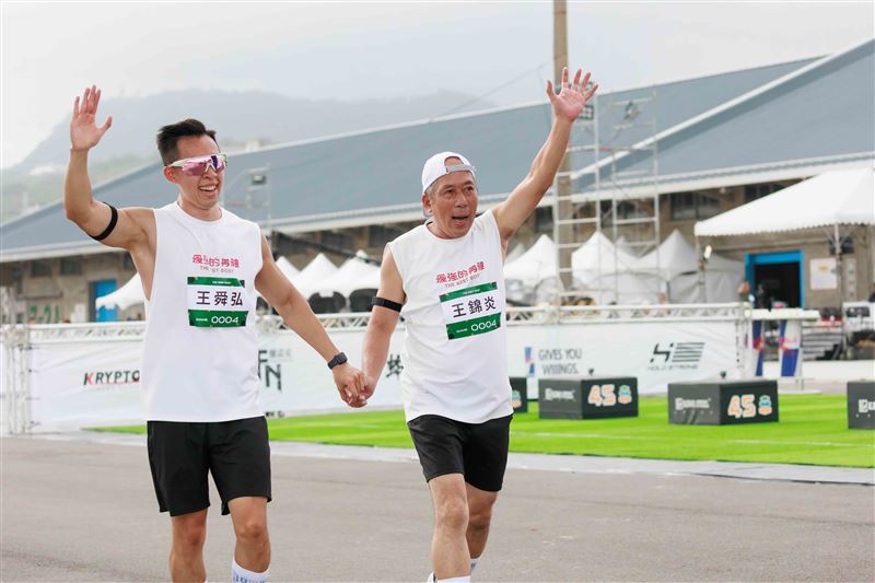 年齡最大、62歲的父子檔參與，父子間互相扶持上演感人逆轉秀，令全場動容。(圖／好看娛樂提供)