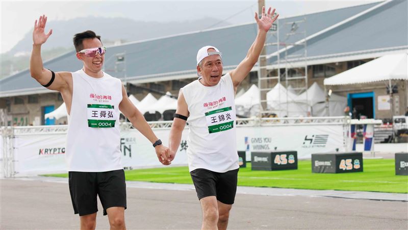 62歲最老父子檔激戰　真實互動曝光惹鼻酸